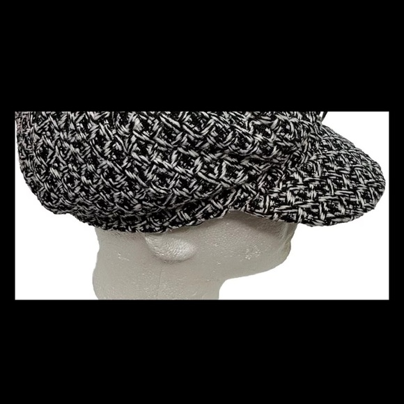 Women’s Crocheted Knit Winter Newsboy Cap Hat Black & White Criss Cross Pattern - Picture 4 of 9